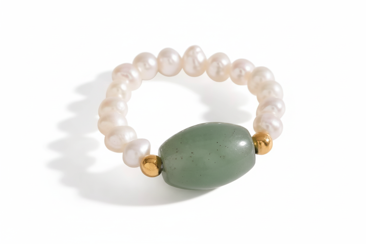Pearl bracelet with a green stone, showing measurements on a white background