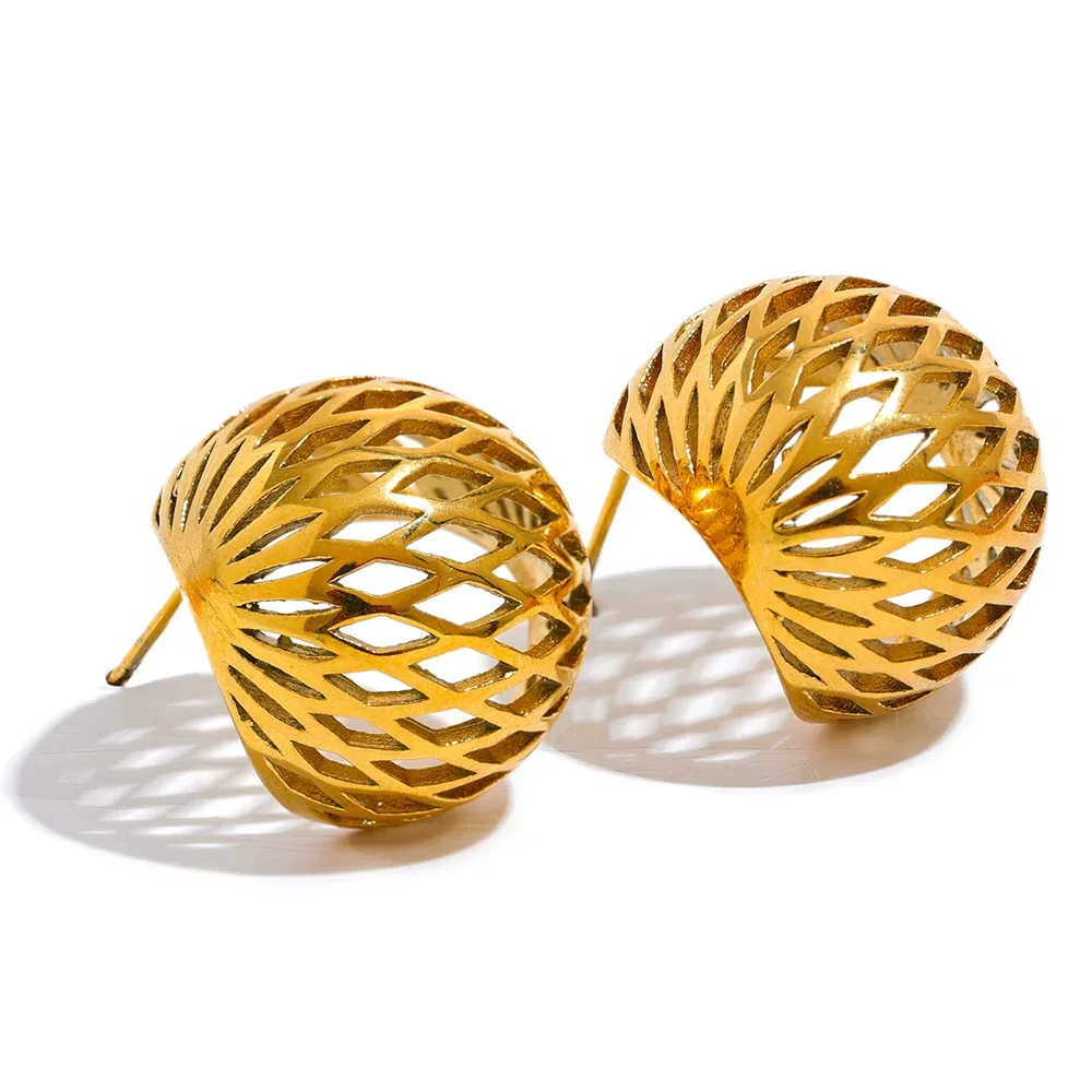 Charming flower stud earrings in gold with open airy design, crafted in 18k gold-plated stainless steel for everyday style.