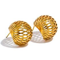 Charming flower stud earrings in gold with open airy design, crafted in 18k gold-plated stainless steel for everyday style.