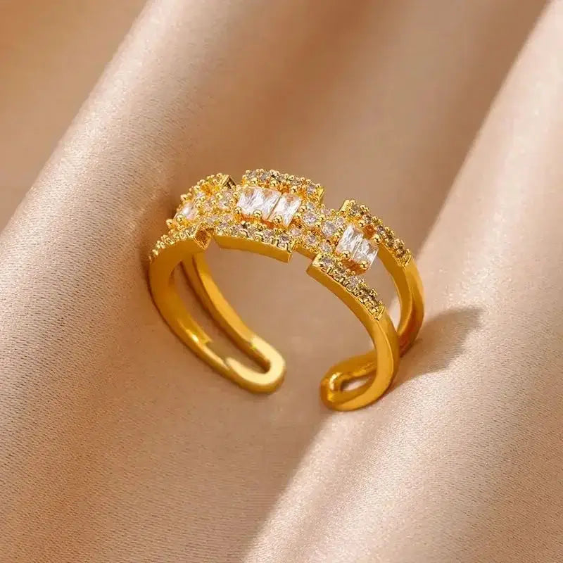 Adjustable gold ring with baguette-cut crystals and shimmering accents, ideal for adding elegance to everyday or formal outfits.

