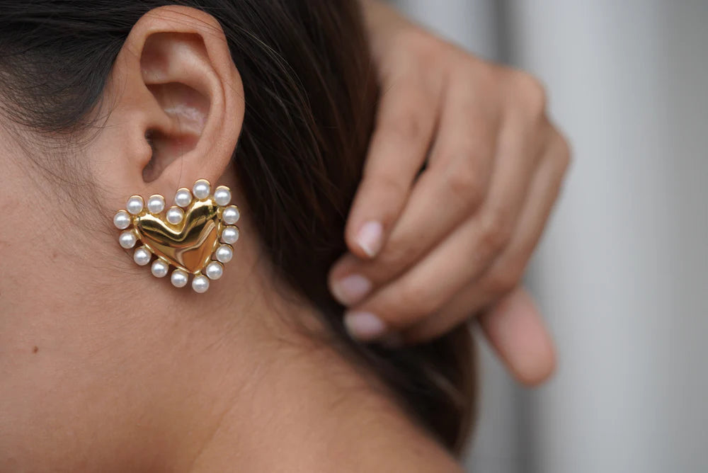Gold heart stud earrings with imitation pearls, romantic and elegant, perfect for daily wear or a thoughtful gift