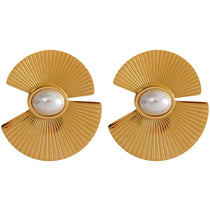 Elegant hyperbolic pearl stud earrings with freshwater pearls and gold plating, perfect for everyday or formal wear