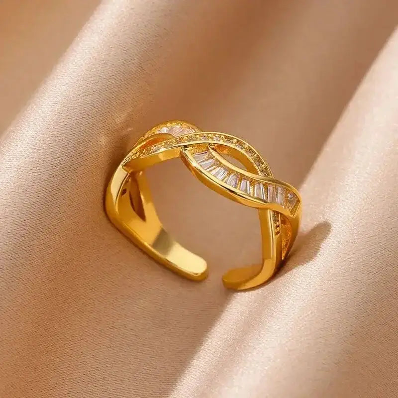 Gold-plated sparkle ring with intertwined band and adjustable fit, featuring sparkling stones for a luxurious everyday look
