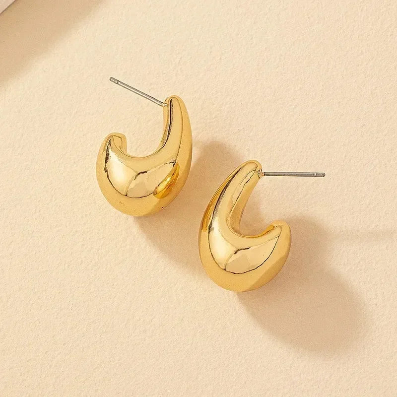 Lightweight 18k gold geometric drop earrings with modern teardrop design, ideal for comfortable all-day elegance