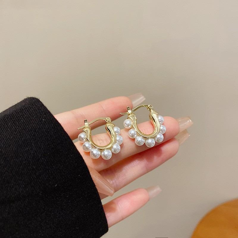 U-shaped pearl hoop earrings with 18k gold plated stainless steel, a stylish and refined accessory