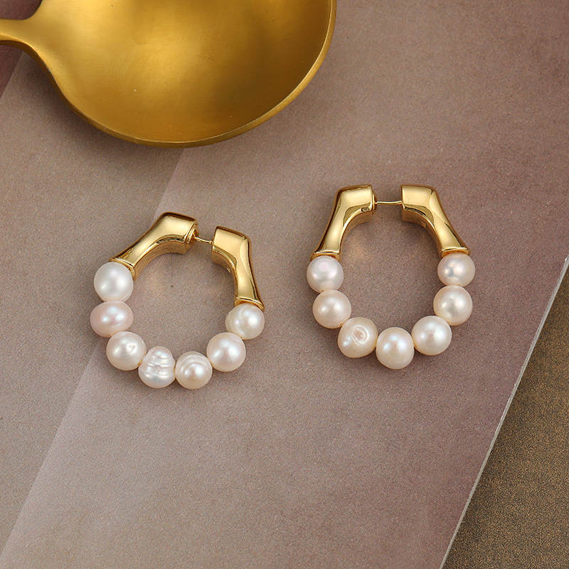 White pearl hoop earrings with 18k gold plating, combining elegance and edge for everyday or evening wear

